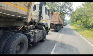 मरवाही – कोटमी राज्यमार्ग पर लगा लम्बा जाम 